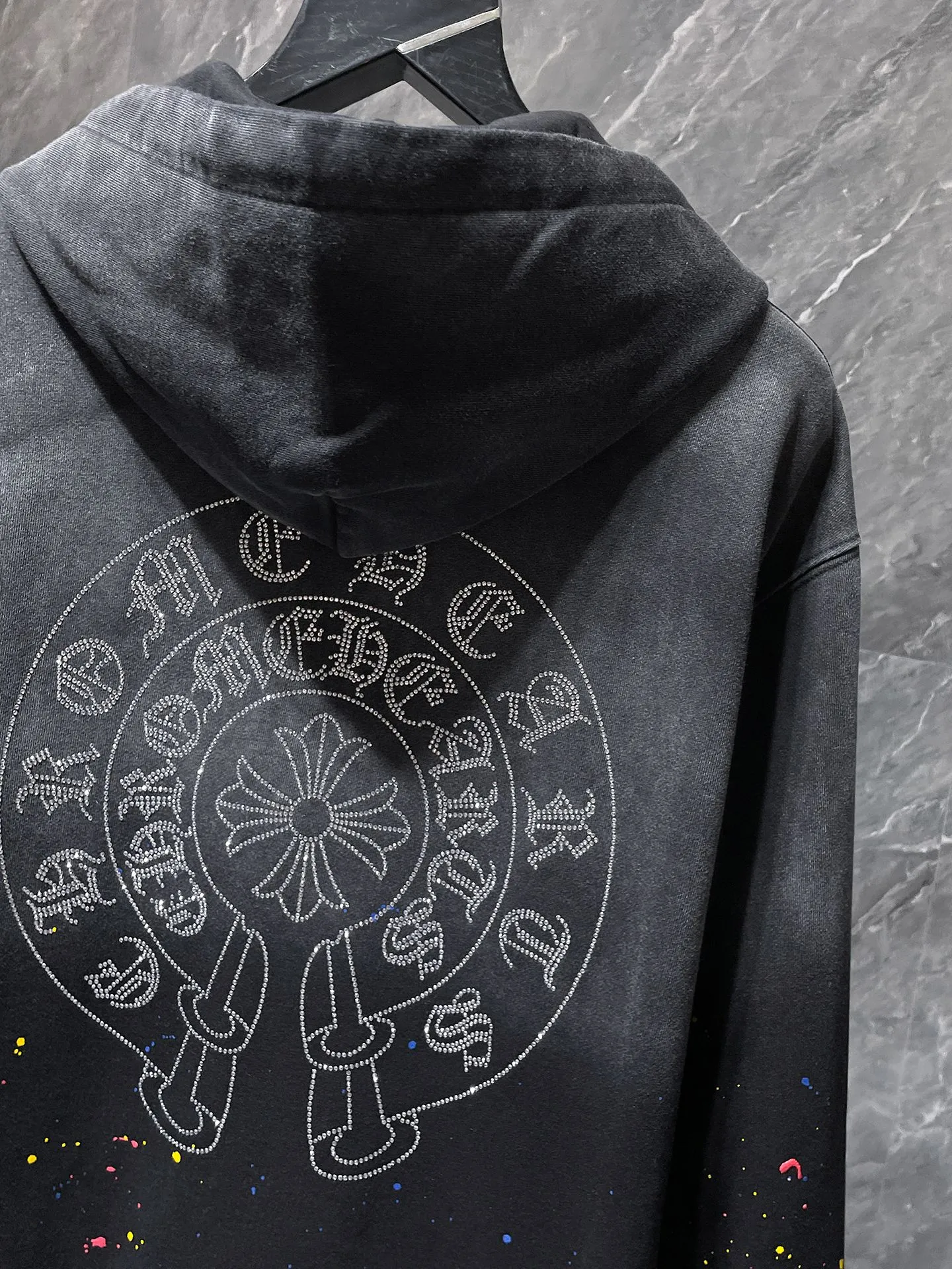P300 Chrome Hearts Autumn and Winter 2025 Counter Synchronization The highest version! Crow Heart Cross Horseshoe Gradient Washed Water Splash Ink Hot Diamond Heavy Industry Sweater Improved Customized Version 1:1 High Weight High Quality Fabric Recommended Colors: Gradient Black Gradient Pink Gradient Green Code Number: S, M, L, XL